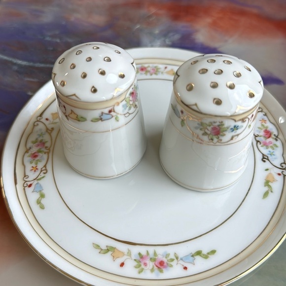 Vintage 1920s Nippon porcelain suger salt pepper set on plate - Picture 3 of 8
